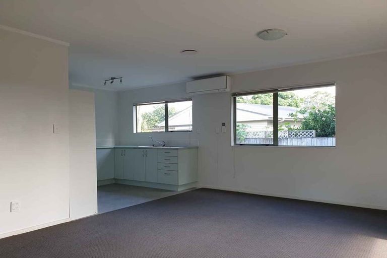 Photo of property in 17a Enderby Drive, Te Atatu Peninsula, Auckland, 0610