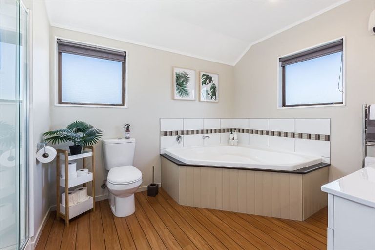 Photo of property in 2 Saunders Close, Whitby, Porirua, 5024