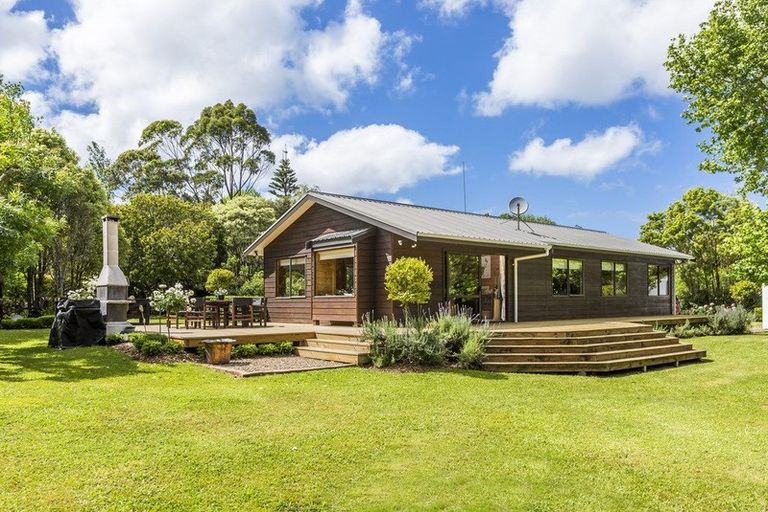 Photo of property in 1074 Peak Road, Helensville, 0875