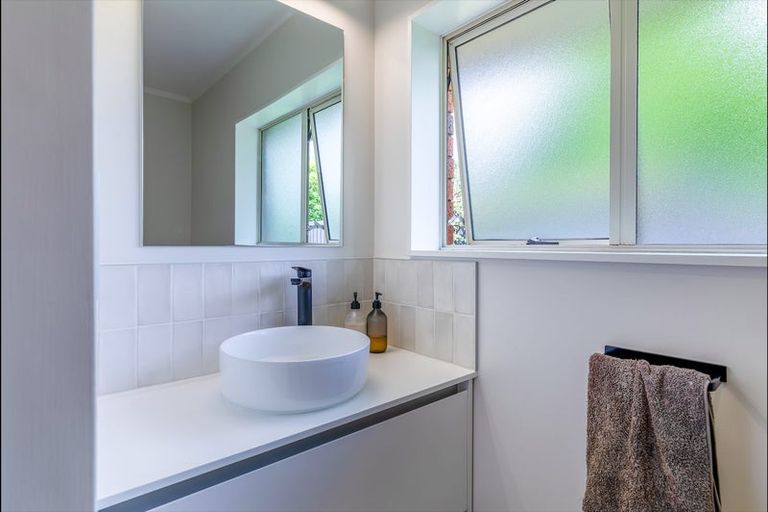 Photo of property in 1a Compass Place, Te Atatu Peninsula, Auckland, 0610