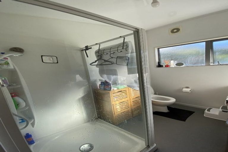 Photo of property in 21f8 Collins Avenue, Tawa, Wellington, 5028