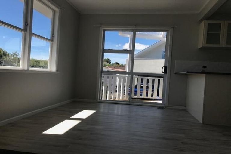 Photo of property in 61 Gloria Avenue, Te Atatu Peninsula, Auckland, 0610