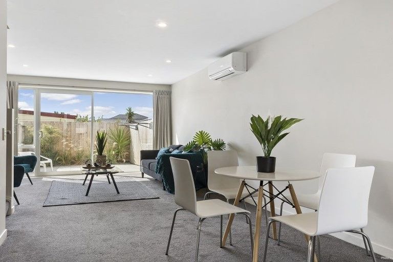 Photo of property in 2u6 Stone Street, Miramar, Wellington, 6022