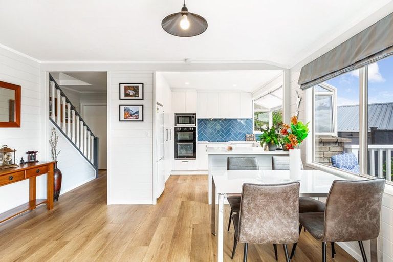 Photo of property in 2/12 Ballini Rise, West Harbour, Auckland, 0618