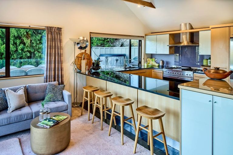 Photo of property in 9 Whiorau Grove, Lowry Bay, Lower Hutt, 5013