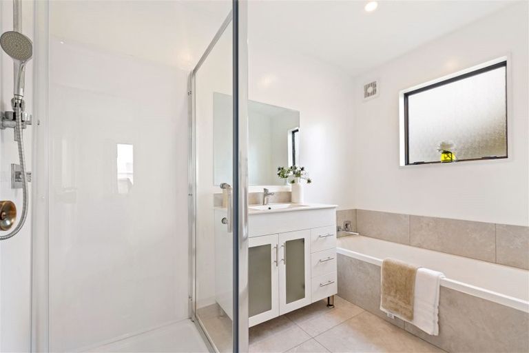 Photo of property in 2a Rixon Place, Te Atatu Peninsula, Auckland, 0610