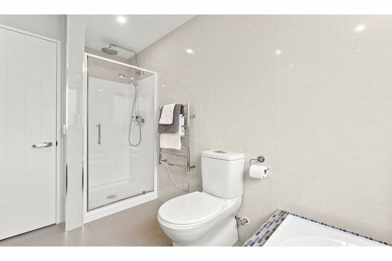 Photo of property in 21 Mariners View Road, Beach Haven, Auckland, 0626