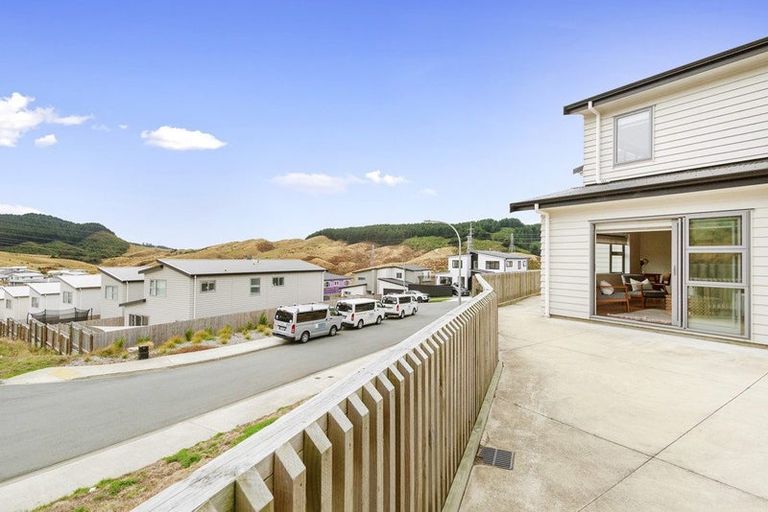 Photo of property in 127 Amesbury Drive, Churton Park, Wellington, 6037