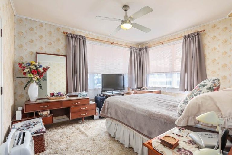 Photo of property in 37 Flanshaw Road, Te Atatu South, Auckland, 0610