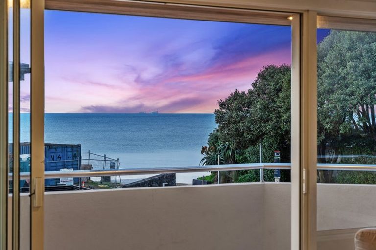 Photo of property in 22 Tiri Road, Milford, Auckland, 0620