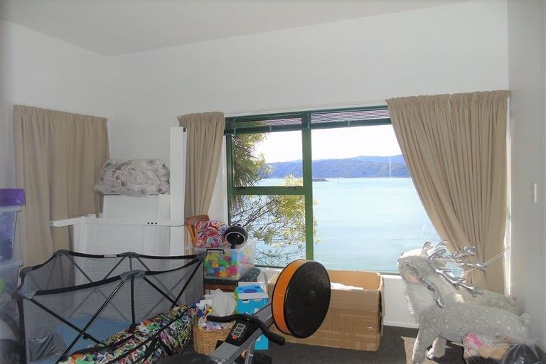Photo of property in 13 Fortification Road, Karaka Bays, Wellington, 6022