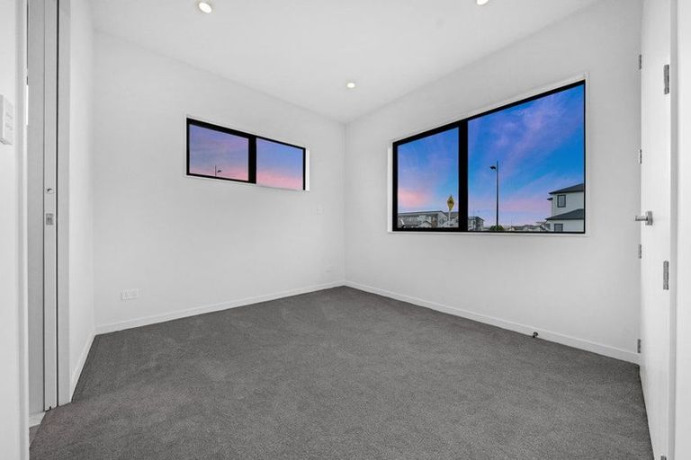 Photo of property in 28 Korowhiti Road, Clarks Beach, 2122