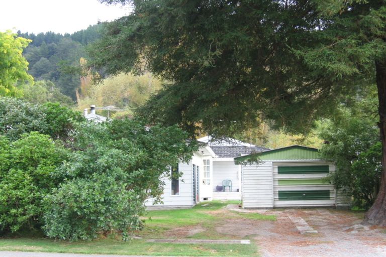 Photo of property in 72 Pinehaven Road, Pinehaven, Upper Hutt, 5019