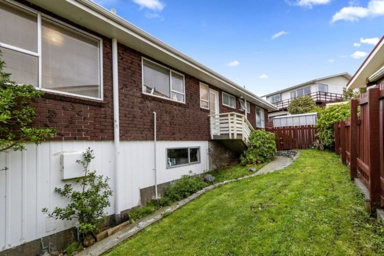 Photo of property in 37 Edgecombe Street, Newlands, Wellington, 6037