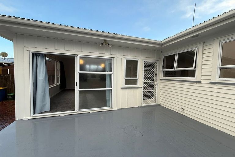 Photo of property in 17 Peachgrove Road, Te Atatu Peninsula, Auckland, 0610