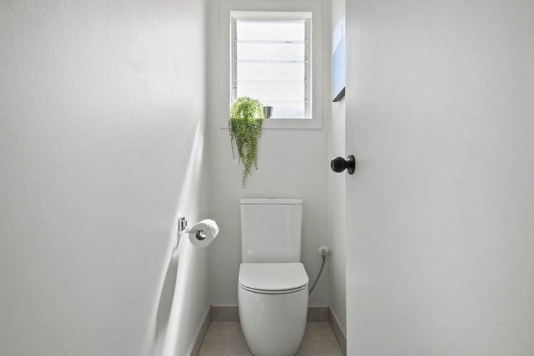 Photo of property in 5 Lyons Avenue, Murrays Bay, Auckland, 0630