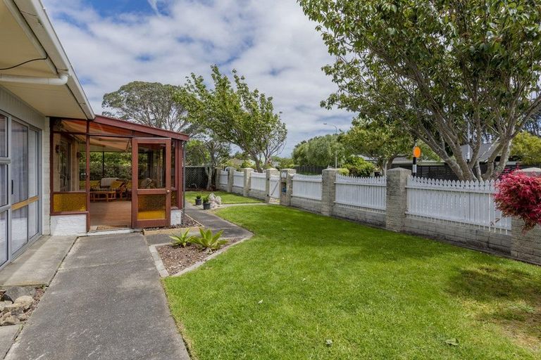 Photo of property in 28 Oriwa Street, Waikanae, 5036
