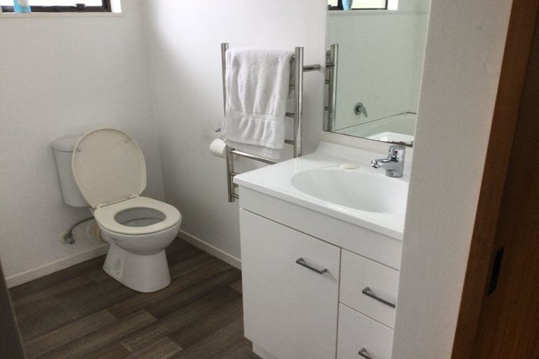 Photo of property in 7 Vardon Road, Green Bay, Auckland, 0604
