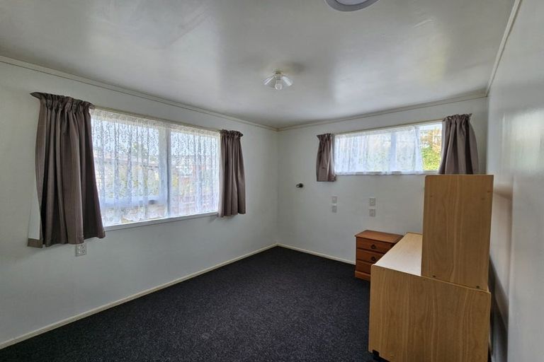 Photo of property in 6 Kingsbridge Place, Newlands, Wellington, 6037