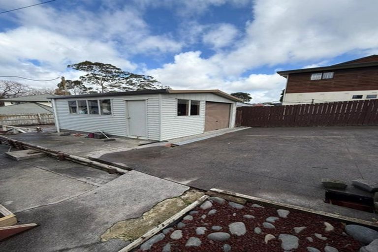 Photo of property in 101a Triangle Road, Massey, Auckland, 0614