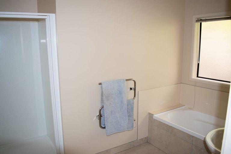 Photo of property in 18 Seamount Drive, Red Beach, 0932