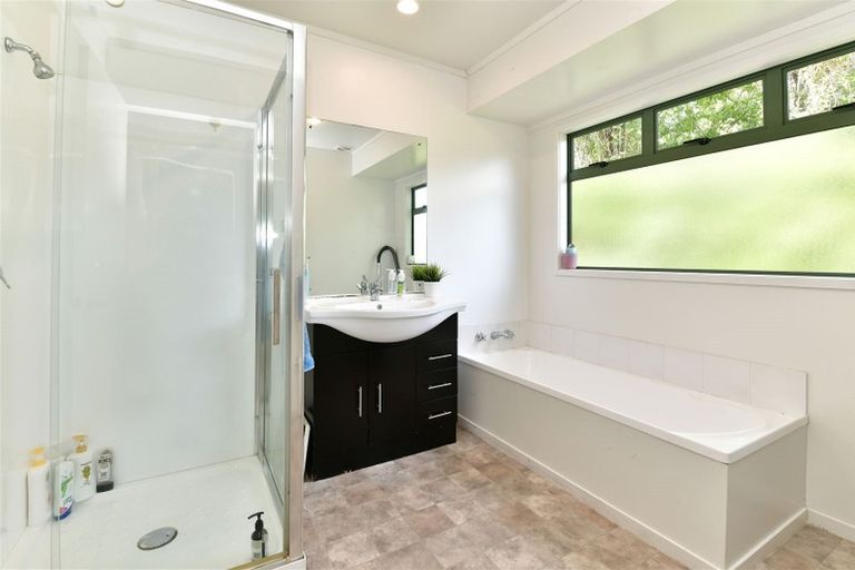 Photo of property in 33a Kia Ora Road, Beach Haven, Auckland, 0626