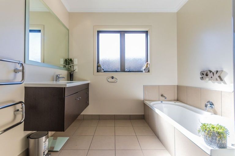 Photo of property in 24 Brooklyn Heights Drive, Kelvin Grove, Palmerston North, 4414