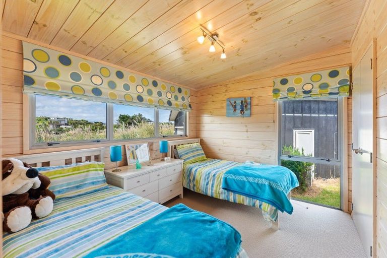 Photo of property in 32 Reay Mackay Grove, Waikawa Beach, Manakau, 5573