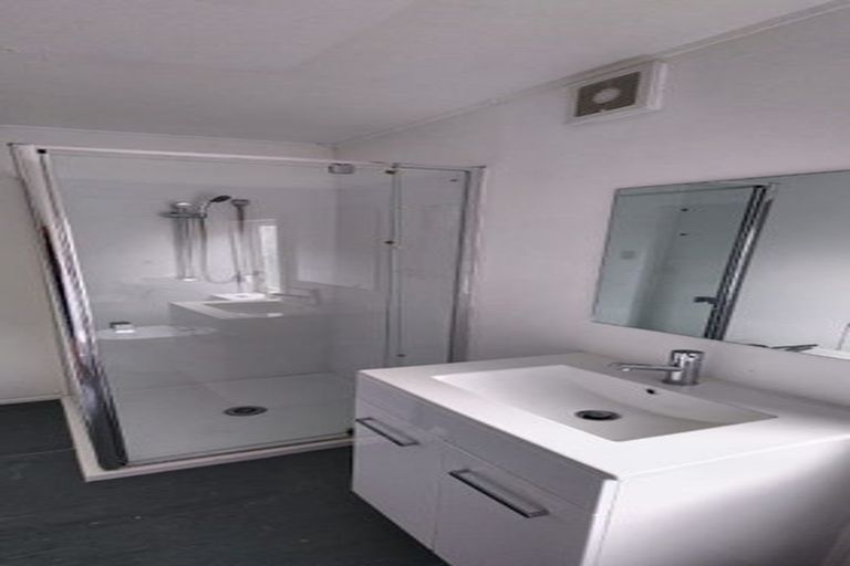 Photo of property in 16 Albert Road, Kelston, Auckland, 0602