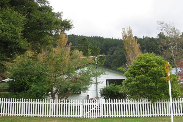Photo of property in 70f2- Pinehaven Road, Pinehaven, Upper Hutt, 5019