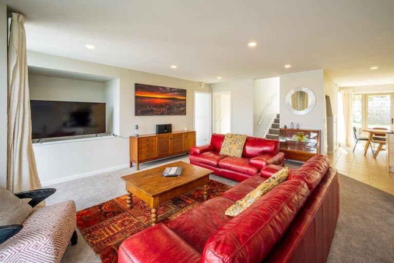 Photo of property in 72 Wynyard Crescent, Fernhill, Queenstown, 9300