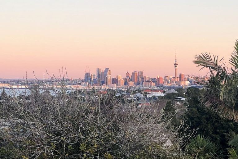 Photo of property in 3/83a Pupuke Road, Northcote, Auckland, 0627