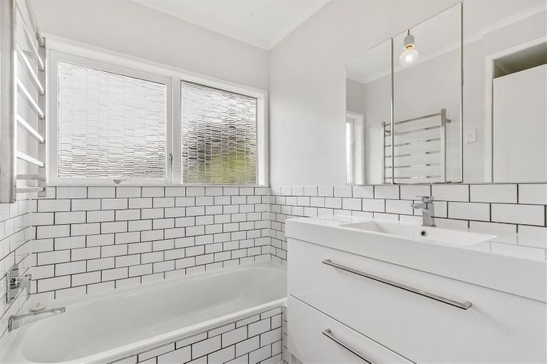 Photo of property in 46 Woodstock Road, Forrest Hill, Auckland, 0620