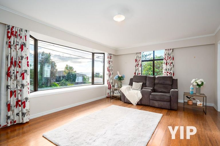 Photo of property in 2 Griffiths Grove, Newlands, Wellington, 6037