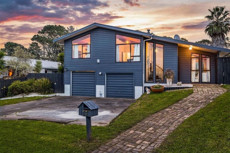 Photo of property in 13 Moxham Grove, Massey, Auckland, 0614