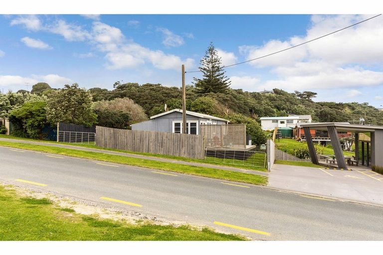 Photo of property in 50 Sea View Road, Baylys Beach, Dargaville, 0377