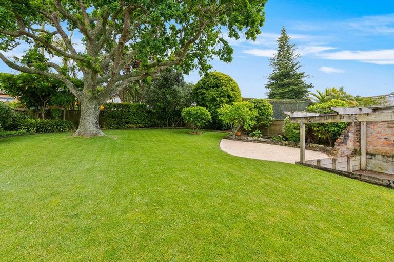 Photo of property in 6 Seabreeze Road, Narrow Neck, Auckland, 0624