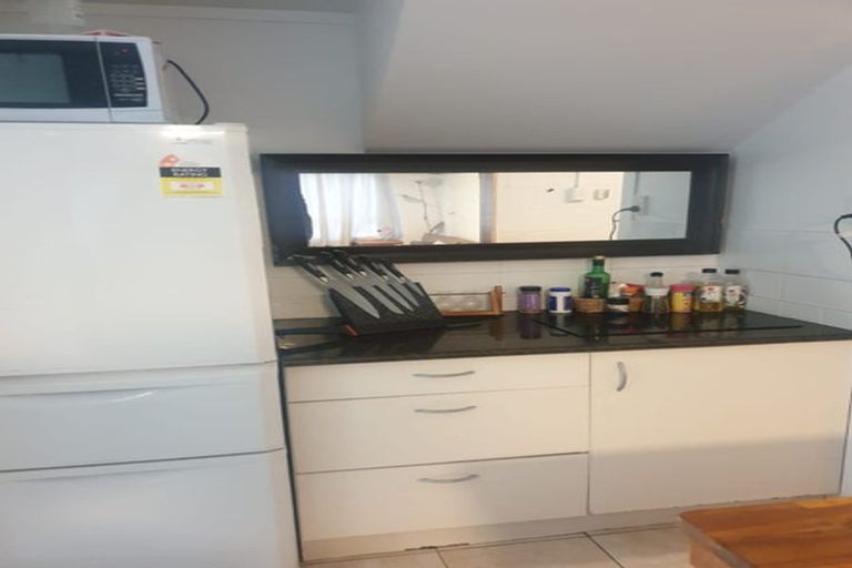Photo of property in 15 Barker Rise, Northcross, Auckland, 0632