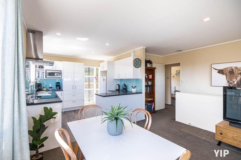 Photo of property in 9a Pimlico Place, Newlands, Wellington, 6037