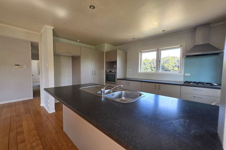 Photo of property in 1 Ward Crescent, Te Atatu Peninsula, Auckland, 0610