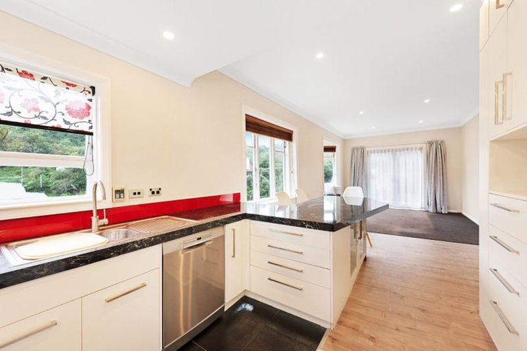 Photo of property in 55 Hungerford Road, Houghton Bay, Wellington, 6023