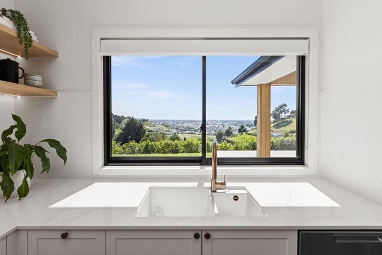 Photo of property in 4 Te Roera Drive, Taradale, Napier, 4112