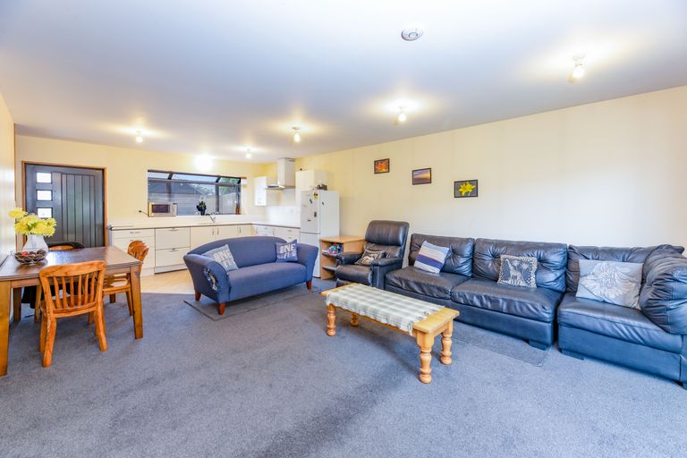 Photo of property in 10 Pyatt Place, Redwood, Christchurch, 8051
