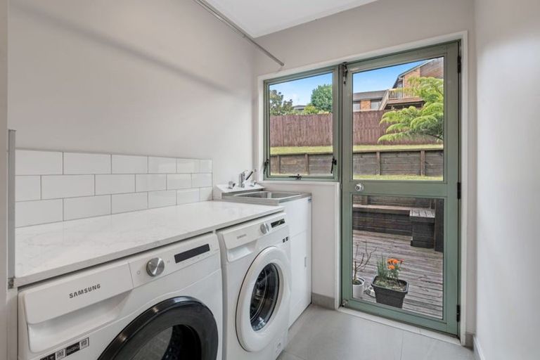 Photo of property in 24 Goldfinch Rise, Unsworth Heights, Auckland, 0632