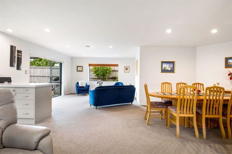 Photo of property in 30 Hercules Drive, Henderson, Auckland, 0612
