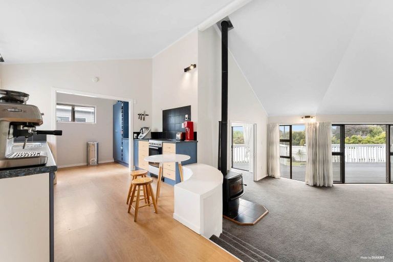 Photo of property in 4 Raphael Place, West Harbour, Auckland, 0618