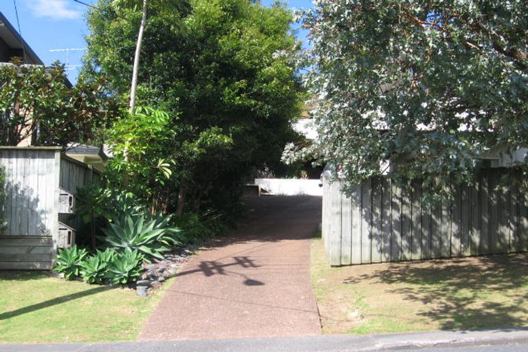 Photo of property in 2/901 Beach Road, Waiake, Auckland, 0630