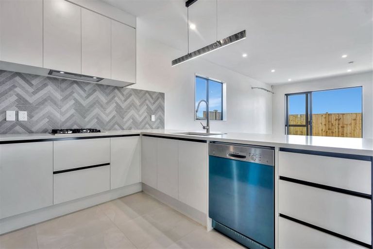 Photo of property in 12 Woven Place, Karaka, 2113