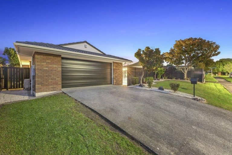 Photo of property in 13 Kurnell Drive, Botany Downs, Auckland, 2010