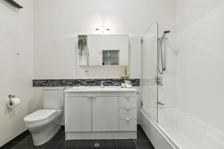 Photo of property in Metro Apartments, 220u4 Thorndon Quay, Pipitea, Wellington, 6011